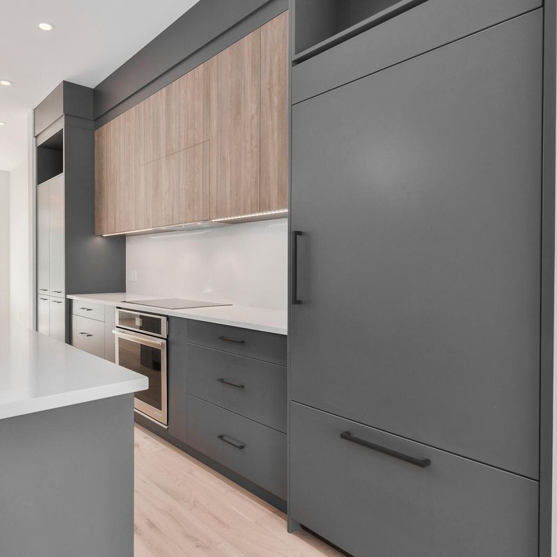 Mobili da cucina moderni con hardware Blum e design in legno a colori di facciata personalizzati