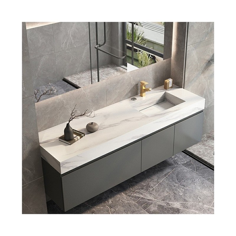 Bagno in stile moderno con bagno a specchio