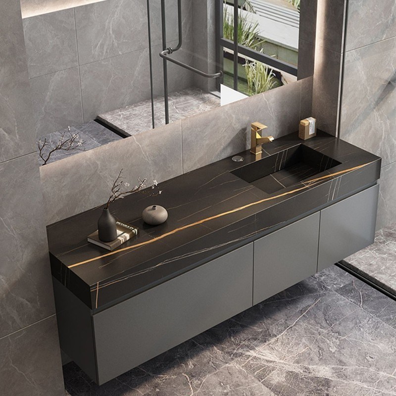 Bagno in stile moderno con bagno a specchio