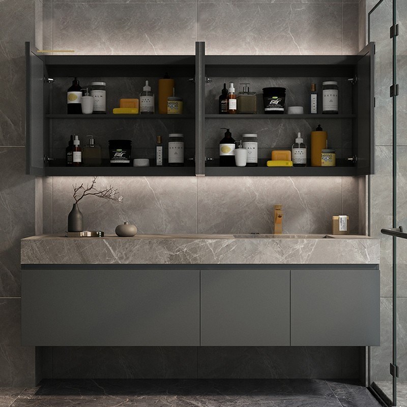 Bagno in stile moderno con bagno a specchio