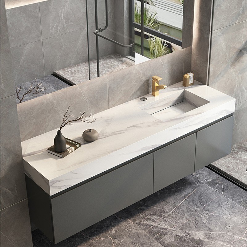 Bagno in stile moderno con bagno a specchio