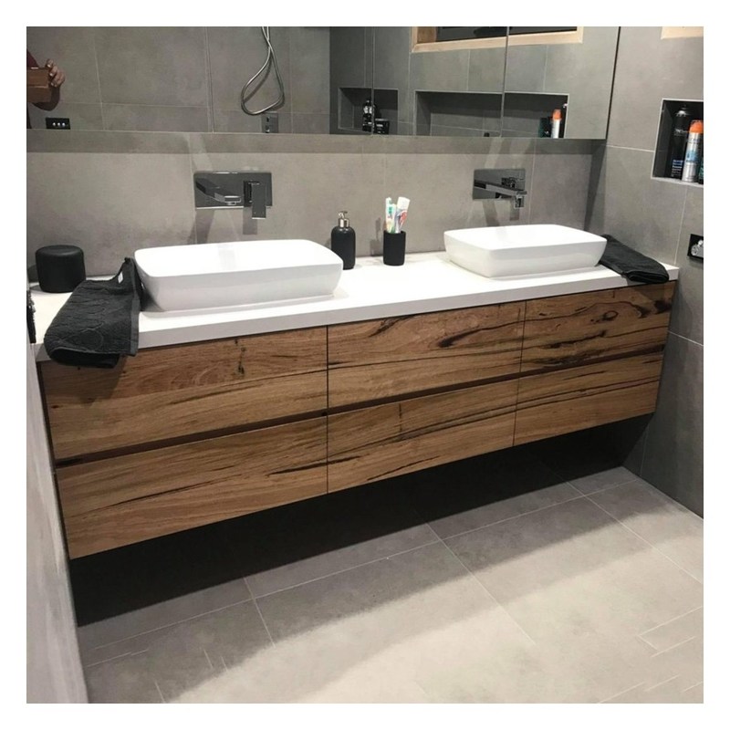 Crea un aspetto moderno nel tuo bagno con il vano di pareti in compensato e lo specchio a led