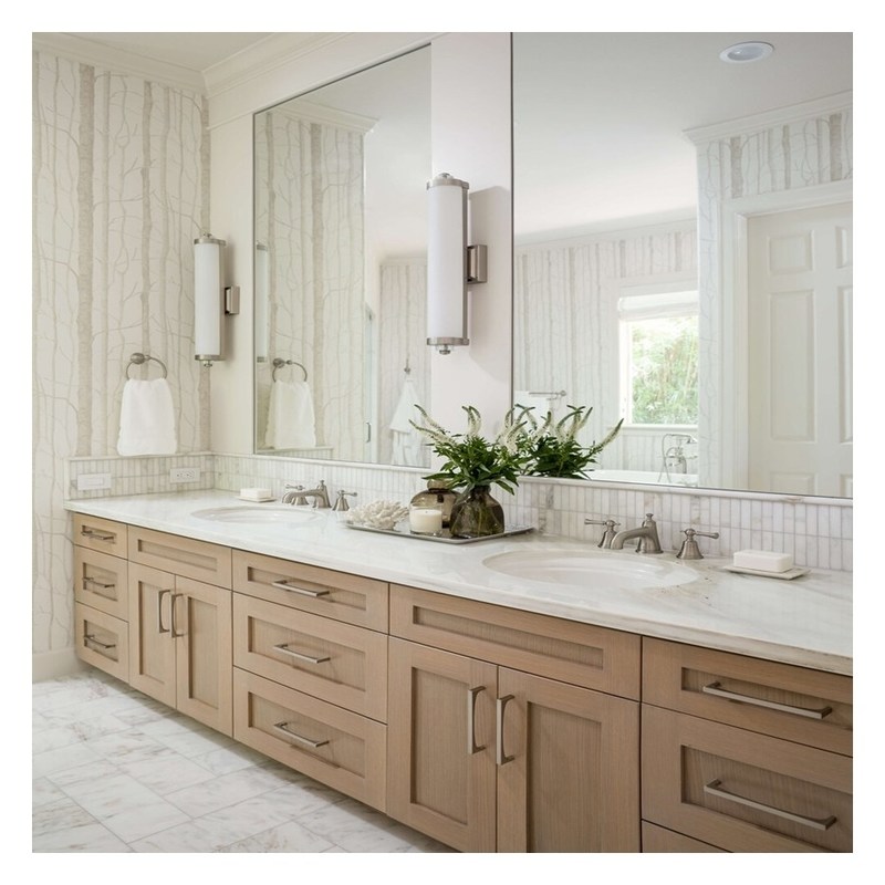 Crea un aspetto moderno nel tuo bagno con il vano di pareti in compensato e lo specchio a led