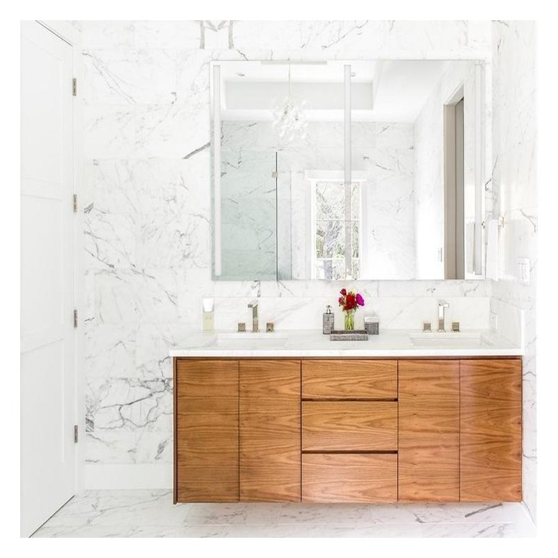 Arredamento bagno in legno scuro di design moderno con montatura a parete e pannello di porta in compensato