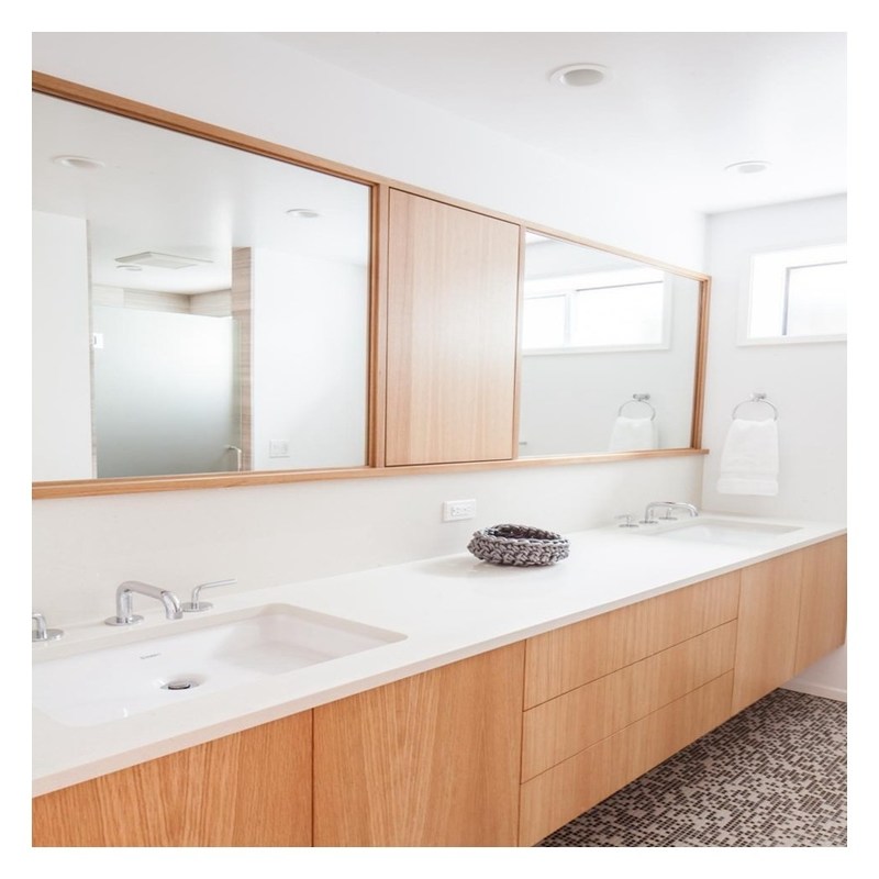 Arredamento bagno in legno scuro di design moderno con montatura a parete e pannello di porta in compensato