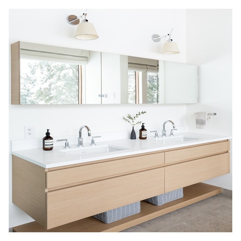 Arredamento bagno in legno scuro di design moderno con montatura a parete e pannello di porta in compensato