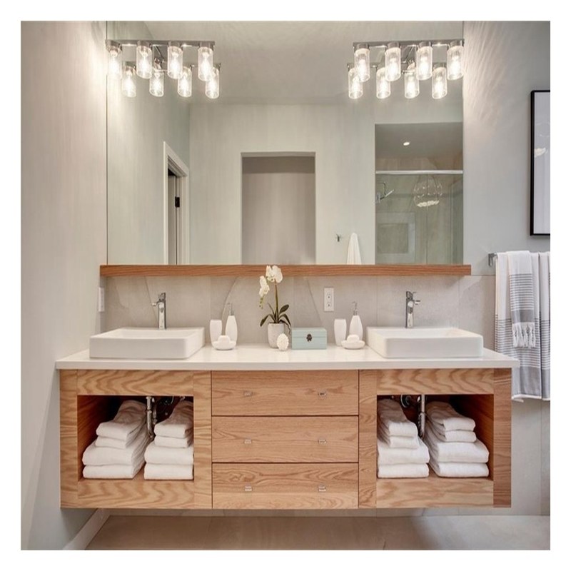 Arredamento bagno in legno scuro di design moderno con montatura a parete e pannello di porta in compensato