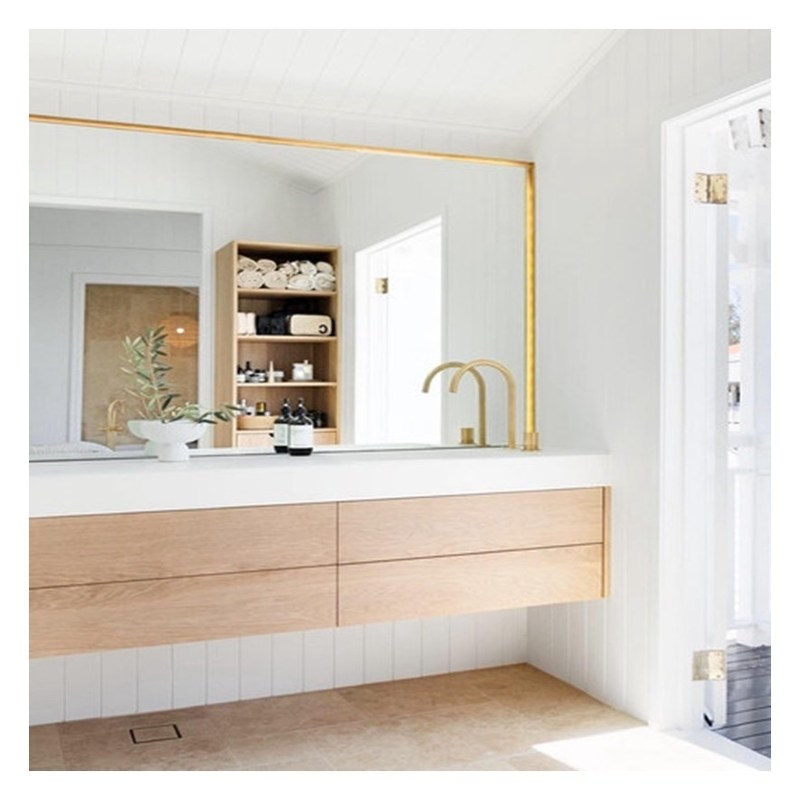 Arredamento bagno in legno scuro di design moderno con montatura a parete e pannello di porta in compensato