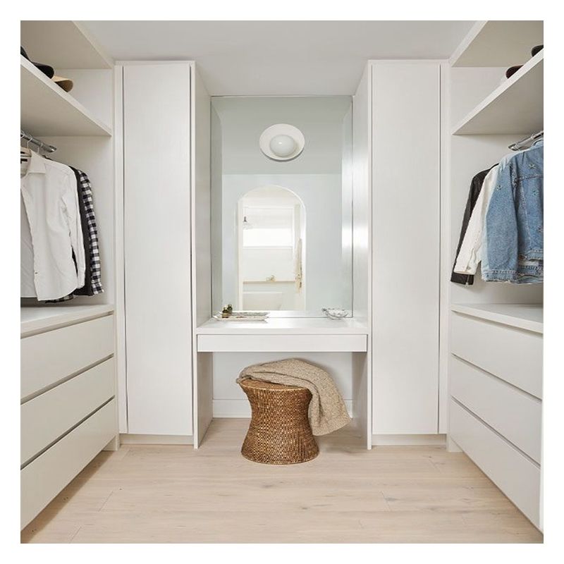 Soluzione di archiviazione in legno minimalista per mobili da letto
