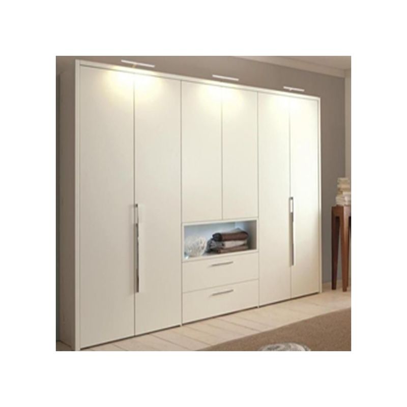 Armadio moderno in legno con porte estensibili