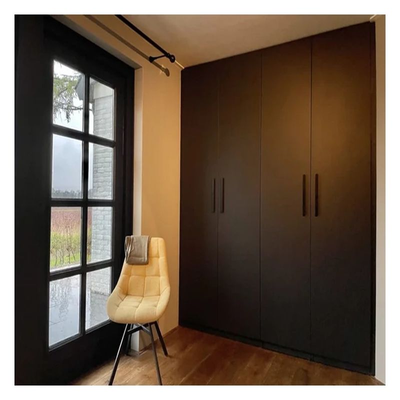 Armadio moderno in legno con porte estensibili