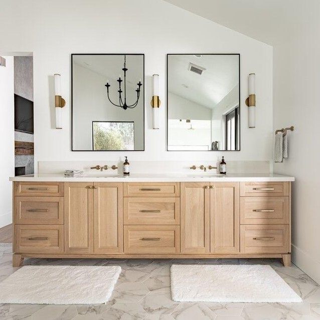 Moderno stile Vanità a muro appesa con specchio e vaschino in albergo di lusso gabinetti bagno