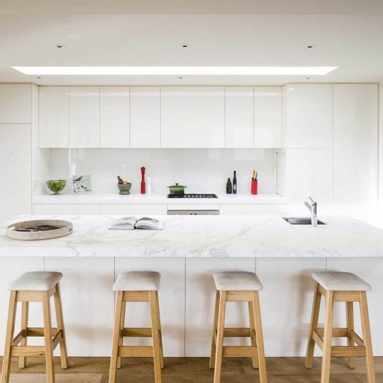 Finitura a bordo piatto e rivestimento di finitura per grande isola bianca di cucina in stile europeo