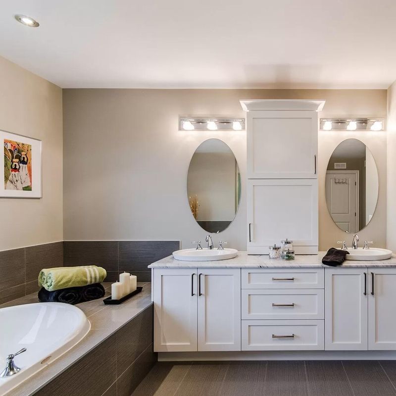 Piccolo vaschetto a parete a sospensione per bagno con vasca da bagno e specchio