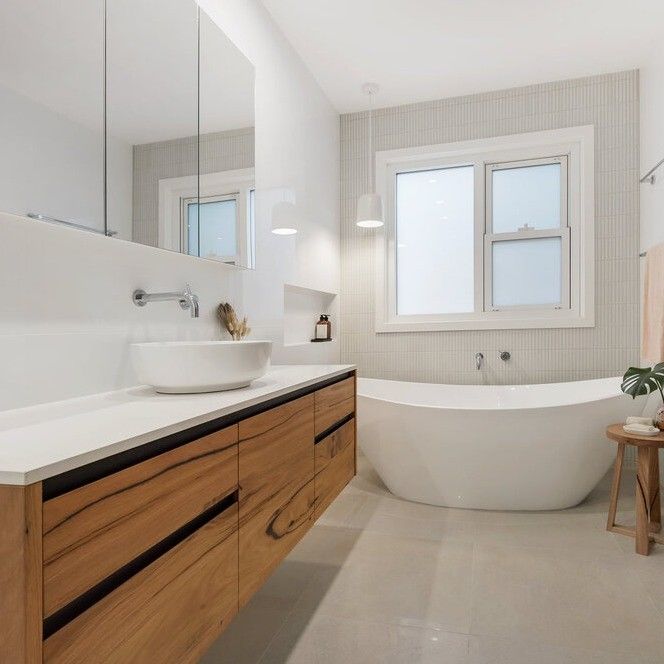 Piccolo vaschetto a parete a sospensione per bagno con vasca da bagno e specchio