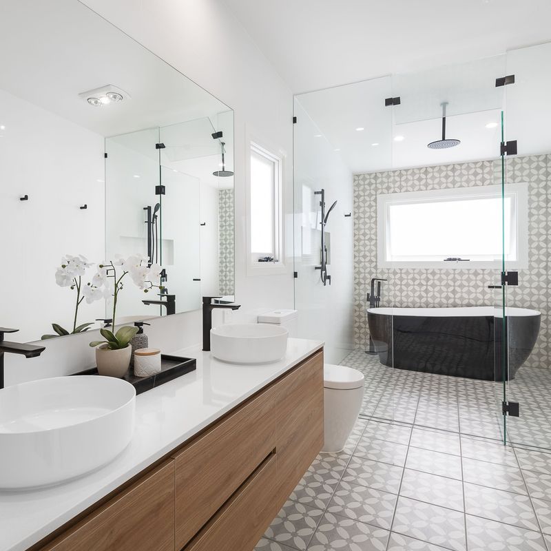 Piccolo vaschetto a parete a sospensione per bagno con vasca da bagno e specchio