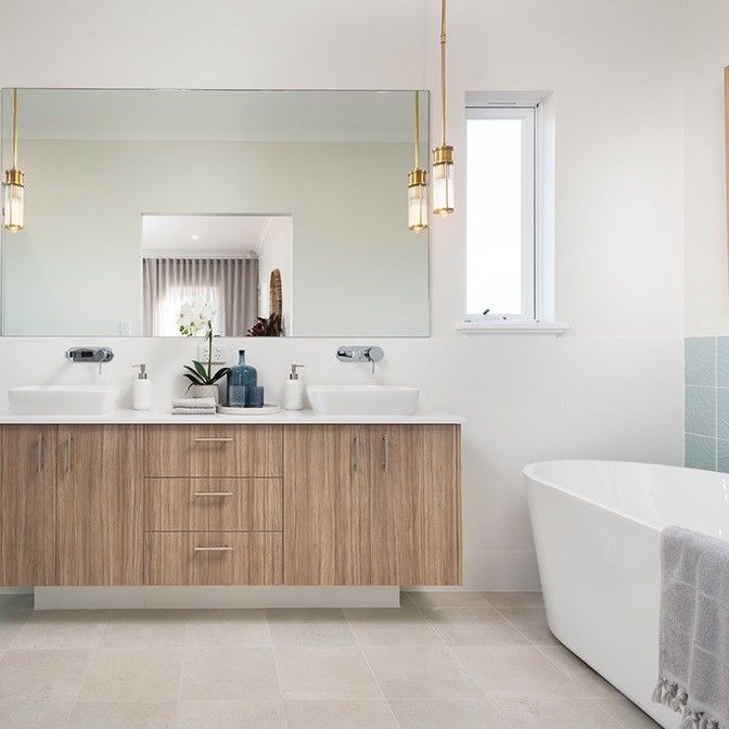 Piccolo vaschetto a parete a sospensione per bagno con vasca da bagno e specchio