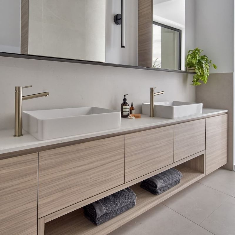 Armadio di bagno con specchio a LED e opzioni personalizzabili