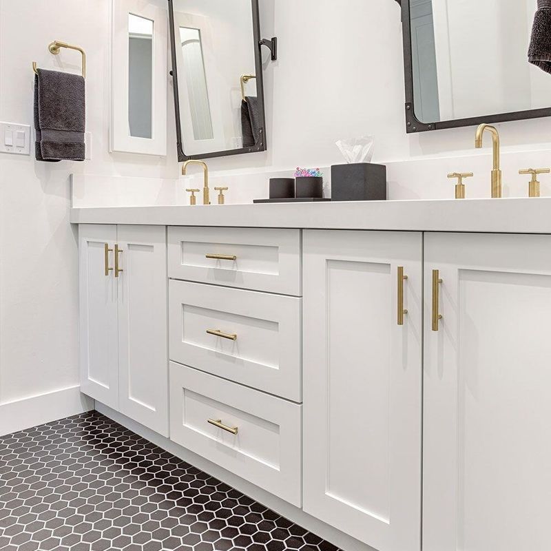 Moderno armadietto da bagno bianco a quercia con specchio a LED e lavandino doppio