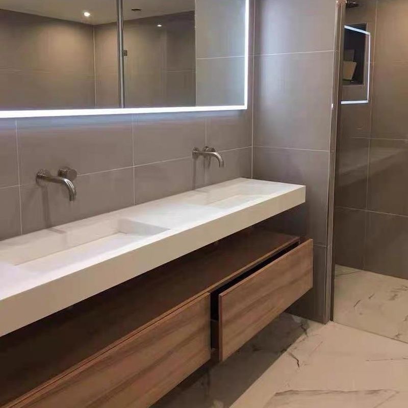 Moderno armadietto da bagno bianco a quercia con specchio a LED e lavandino doppio