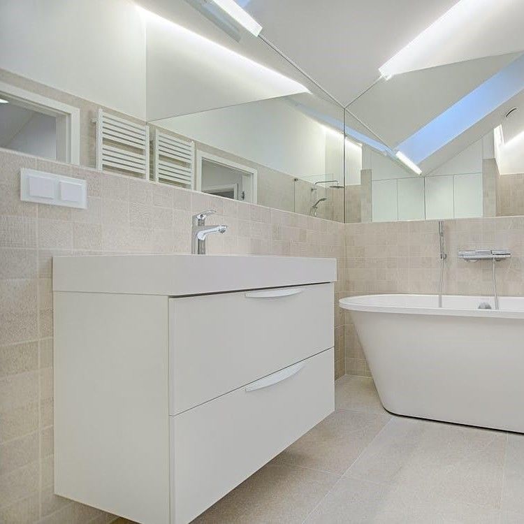 Vanità da bagno in legno massello con lavandino in stile moderno e lacca bianca di lusso