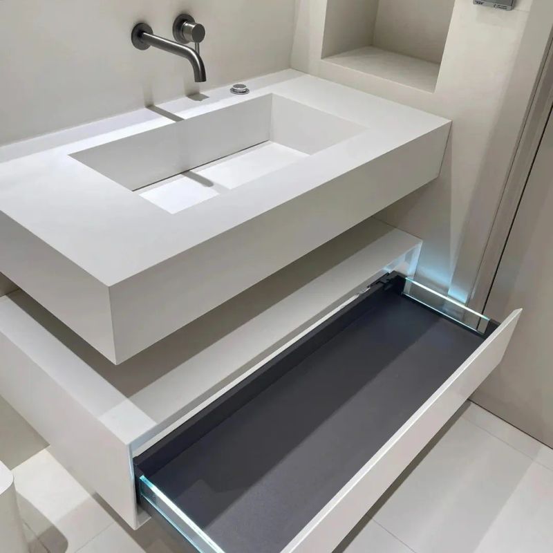Arredamento per bagno a specchio galleggiante a telaio metallico con design senza maniglia