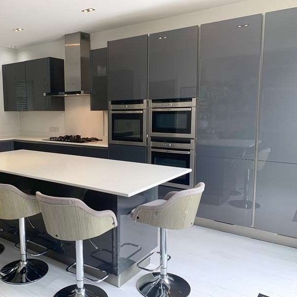 Manici di armadio finiti in lacca personalizzati per armadietto di cucina in design minimalista