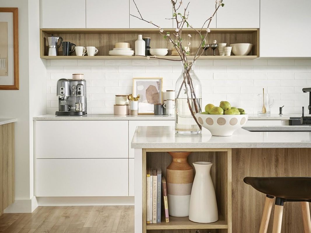 Armadietti di cucina moderni completi con bancone in pietra di quarzo e deposito in dispensa in legno