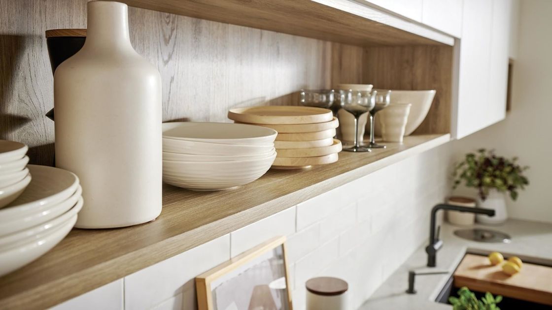 Armadietti di cucina moderni completi con bancone in pietra di quarzo e deposito in dispensa in legno