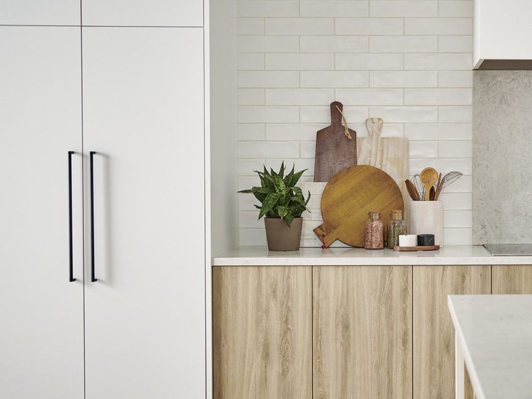 Armadietti di cucina moderni completi con bancone in pietra di quarzo e deposito in dispensa in legno