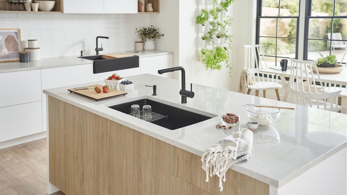 Armadietti di cucina moderni completi con bancone in pietra di quarzo e deposito in dispensa in legno