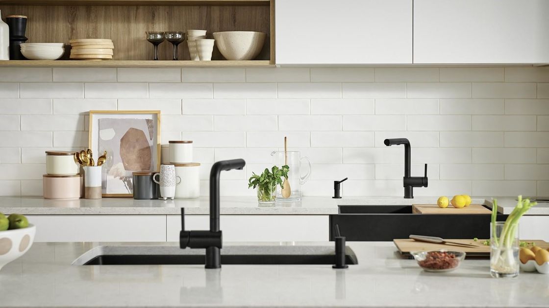 Armadietti di cucina moderni completi con bancone in pietra di quarzo e deposito in dispensa in legno