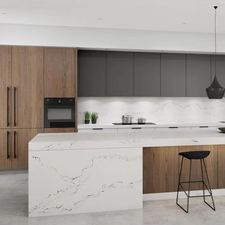 Armadi da cucina personalizzati in colore scuro con accessori interni