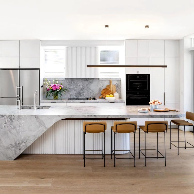 Armadi da cucina personalizzati in colore scuro con accessori interni