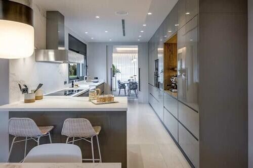 Armadi da cucina personalizzati in colore scuro con accessori interni