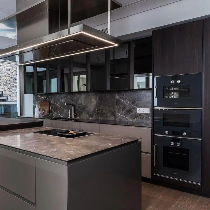 Armadi da cucina personalizzati in colore scuro con accessori interni