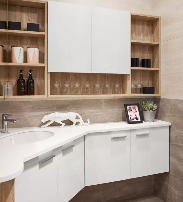 Armadio per bagno montato a parete con pannello di porta in PVC e vaschetto impermeabile