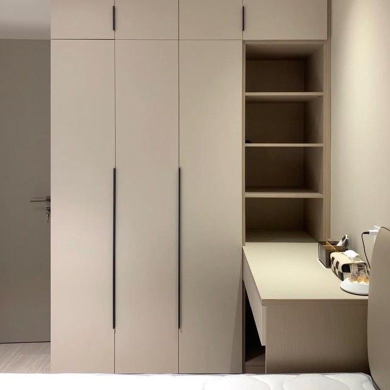 Armadio a 3 porte in stile moderno con camerino a specchio YALIG in legno massello su misura