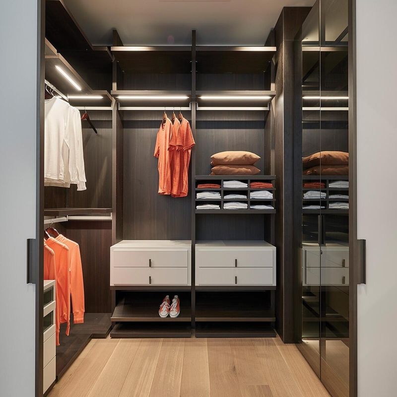 Stile di design contemporaneo lussuoso grigio in forma di U MDF camminare in armadio armadi NO piegato