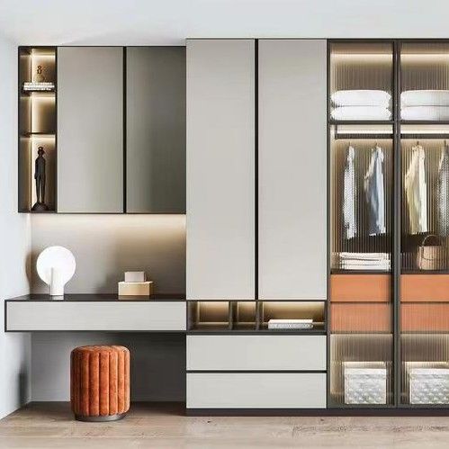 Camera da letto in stile moderno con tavolo da letto in legno con 8 porte scorrevoli e design a specchio