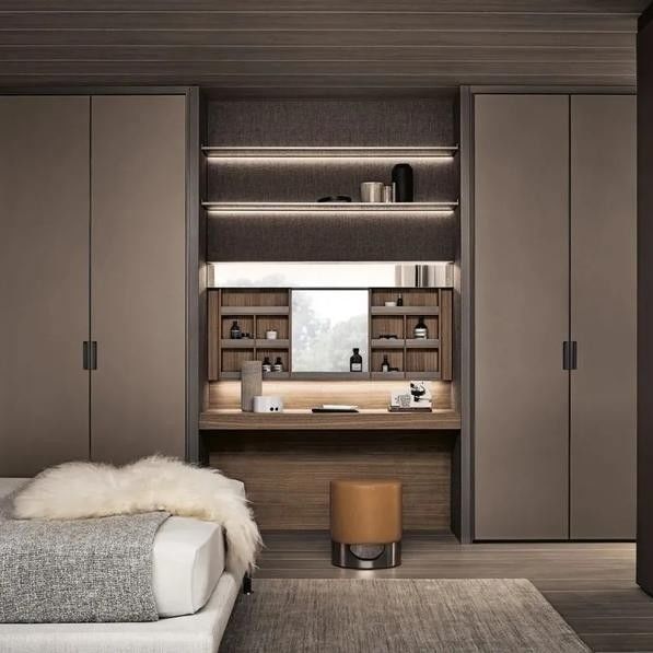 Camera da letto in stile moderno con tavolo da letto in legno con 8 porte scorrevoli e design a specchio