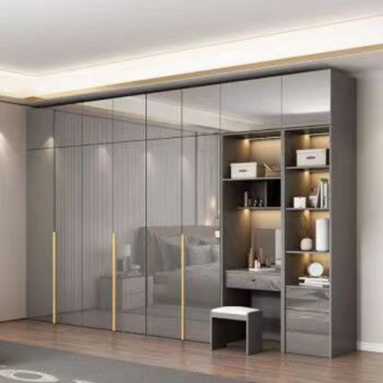 Camera da letto in stile moderno con tavolo da letto in legno con 8 porte scorrevoli e design a specchio