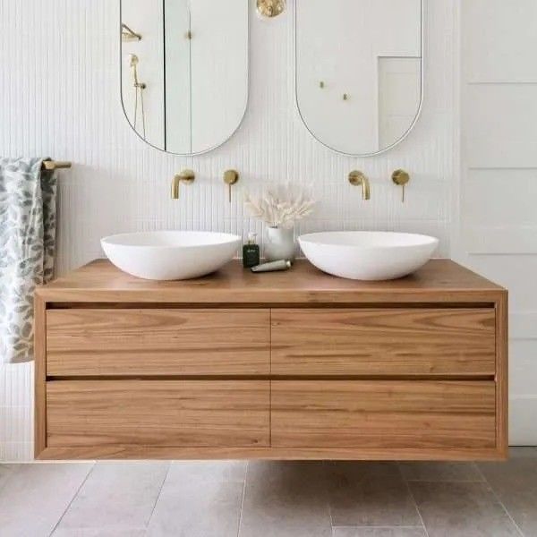 Trasforma il tuo bagno con vanità montate su pareti in legno massello e vaschetto galleggiante