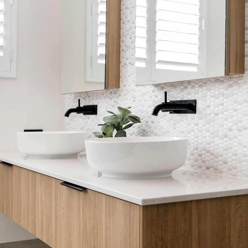Trasforma il tuo bagno con vanità montate su pareti in legno massello e vaschetto galleggiante