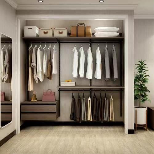 Elegante armadio aperto in legno per l'arredamento e l'organizzazione degli armadi